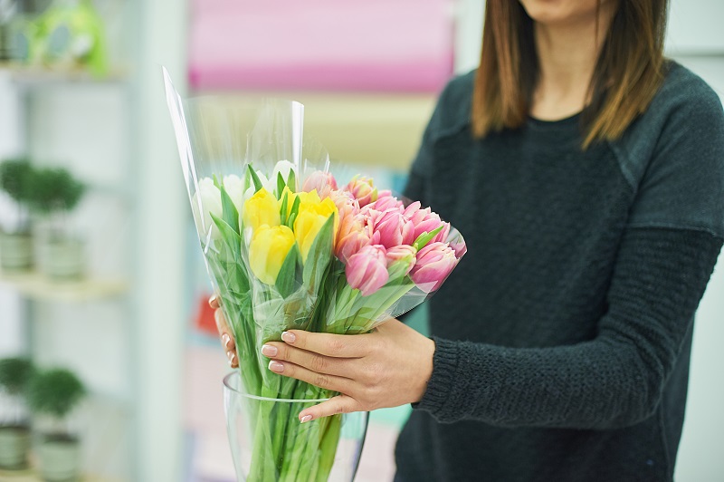 pracownik produkcji kwiatów
